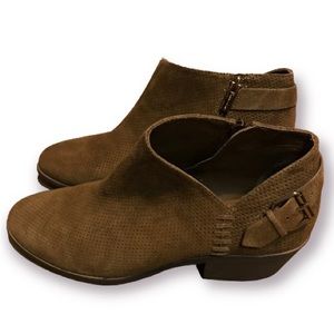 VINCE CAMUTO BROWN LEATHER PERFORATED BOOT WITH SIDE ZIPPER AND BUCKLE